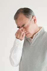 目の疲れに悩むシニア男性