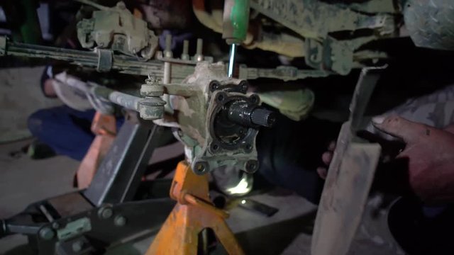 Removing axle from axle housing
