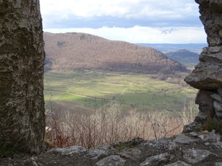 Landschaft durch das Fenster einer alten Burgruine gesehen