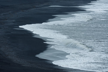 Wellen schlagen an den Strand, Vik, Island