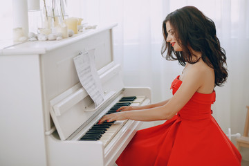 lady with piano