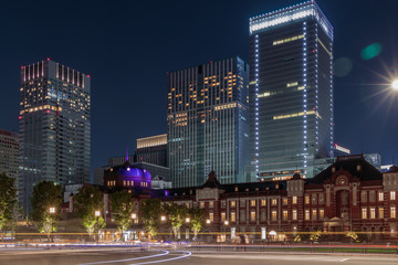 深夜の東京駅付近ビル群の夜景