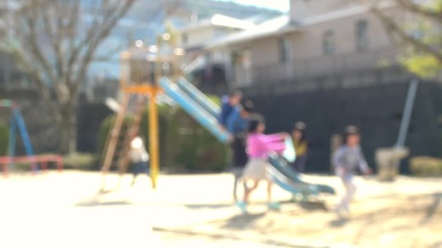 滑り台で遊ぶ子供たち / Children playing in the playground