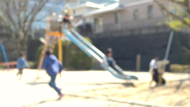 滑り台で遊ぶ子供たち / Children playing in the playground