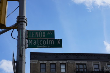 Obraz premium Harlem, New York, Malcom X Boulevard and Lenox Avenue street sign