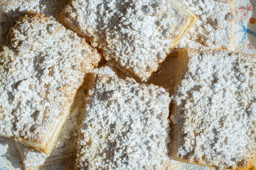 Gefüllte Blätterteigkissen mit Streusel
