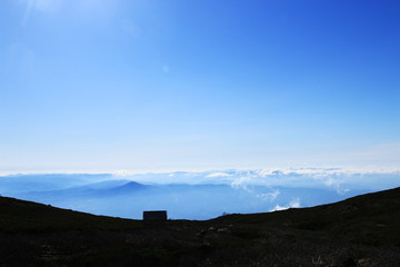 霊峰岩手山から八合目避難小屋越しに姫神山を望む　　空と雲と光と…