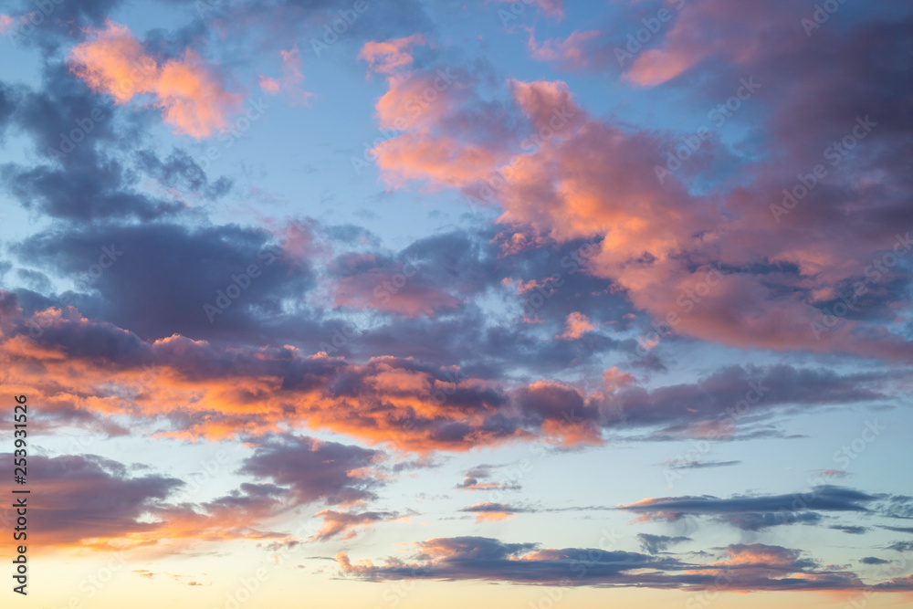 Sticker wolkiger, dramatischer himmel am abend - rote wolken