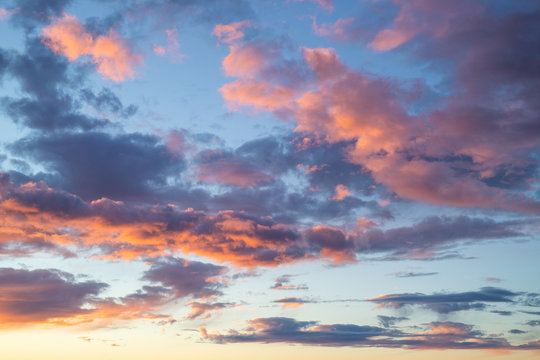 Wolkiger, dramatischer Himmel am Abend - rote Wolken