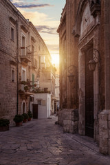 Kleine Gasse in Bari, Italien bei Sonnenuntergang