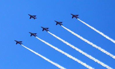 ブルーインパルス　T-4　ジェット戦闘機　アクロバット飛行