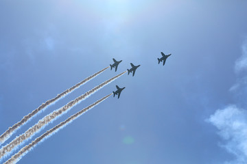 ブルーインパルス　T-4　ジェット戦闘機　アクロバット飛行