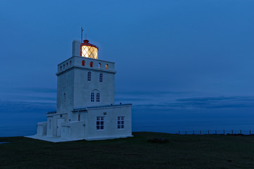 Fototapeta na wymiar Leuchtturm von Dyrhólaey, Vik, Island
