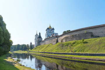 Obraz premium Panoramic view of Pskov Kremlin on the Velikaya river. Ancient fortress. The Trinity Cathedral in summer. Pskov. Russia