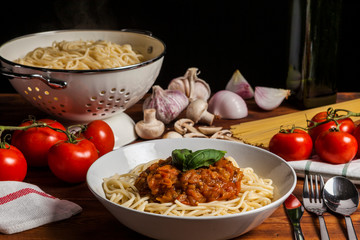 Bodegon de comida italiana, espagueti