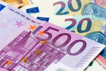 Billet de 500 euros en gros plan, parmi des billets de 50, 20 et 10 euros