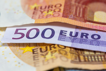 Billet de 500 euros en gros plan, parmi des billets de 50 et 10 euros