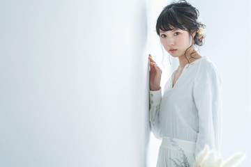 カジュアルウェディングの女性