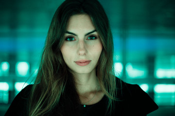 Junge Frau im  Zeitgeist der Technologie