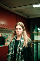 Junge Frau im  Zeitgeist der Technologie und Ökonomie 