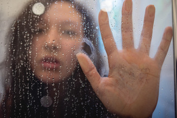 Junge Frau im Badezimmer