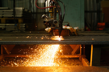 The machine cuts metal sheets with gas