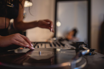 Junge DJ Frau am Mischpult Turntable Plattenspieler