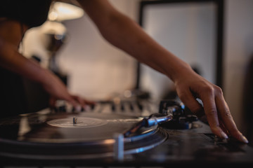 Junge DJ Frau am Mischpult Turntable Plattenspieler