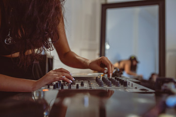 Junge DJ Frau am Mischpult Turntable Plattenspieler