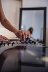 Junge DJ Frau am Mischpult Turntable Plattenspieler