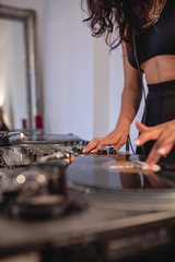 Junge DJ Frau am Mischpult Turntable Plattenspieler