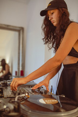 Junge DJ Frau am Mischpult Turntable Plattenspieler