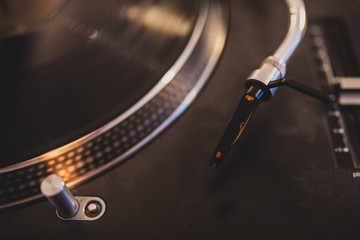 Junge DJ Frau am Mischpult Turntable Plattenspieler