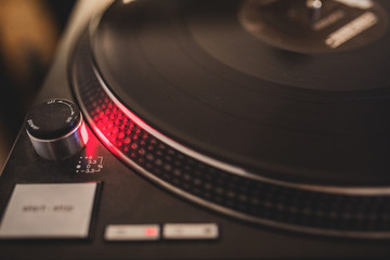 Junge DJ Frau am Mischpult Turntable Plattenspieler