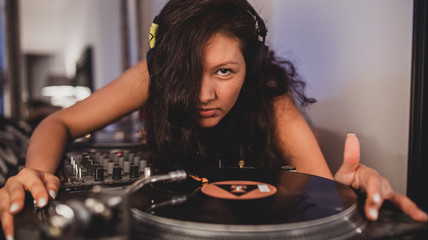 Junge DJ Frau am Mischpult Turntable Plattenspieler
