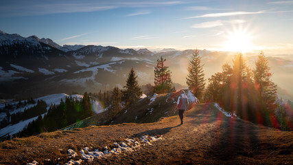Wanderung in den Schweizer Bergen im goldenen Abendlicht © Christoph Walter
