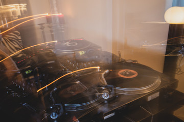 Junge DJ  Mischpult Turntable Plattenspieler