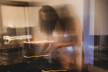 Junge DJ Frau am Mischpult Turntable Plattenspieler