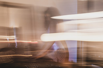 Junge DJ Frau am Mischpult Turntable Plattenspieler