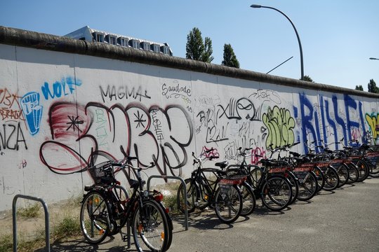 落書きをされたベルリンの壁と駐輪している自転車