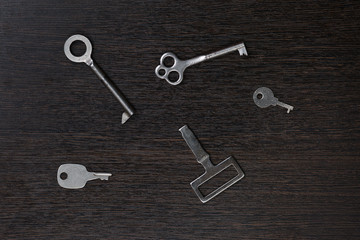 a lot of keys lie on a wooden background