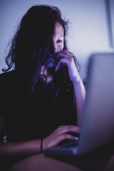 Junge DJ Frau am laptop