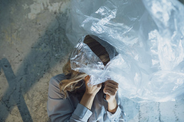 Frau in Plastik