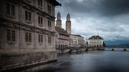 Limmat in Zürich an einem kalten Winterabend