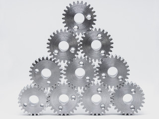 Pyramide aus kleinen gezeichneten Zahnrädern Zahnradfertigung verschiedene Zahnrad großen und...