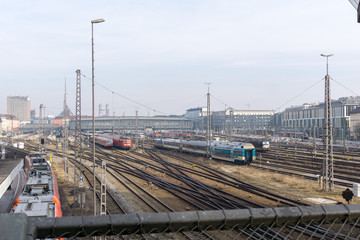 Schräger Blick von der Hackerbrücke auf den Münchner Hauptnbahnhof