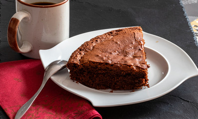 Part de gâteau au chocolat dans une assiette blanche