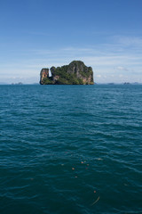 Naklejka premium Turquoise waters leading to an island