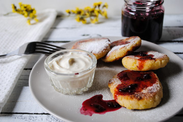 Cheese cakes with jam and sour cream