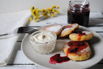 Cheese cakes with jam and sour cream